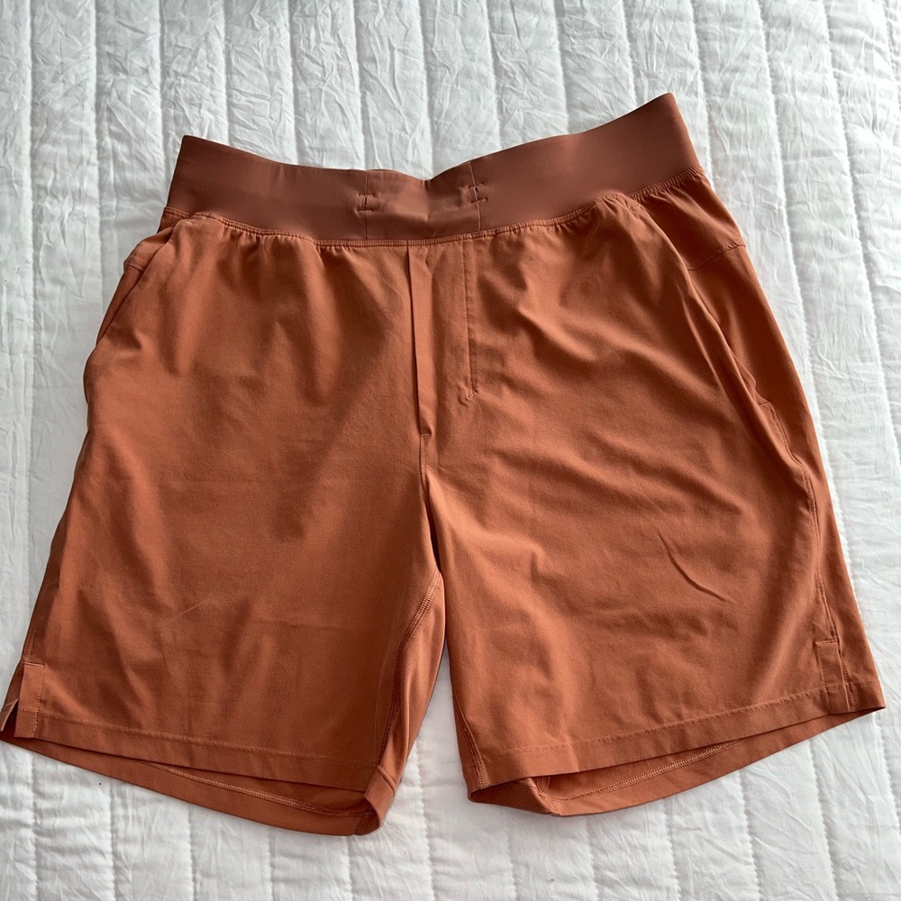 Mens Lululemon active shorts. 7” size large